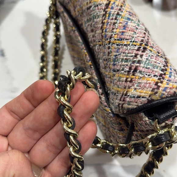 Karl Lagerfeld Paris Agyness tweed shoulder bag with a turn-lock closure - Picture 6 of 9